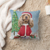 雪の中でコッカースパニエル犬の犬とクリスマスプレゼント クッション (ブランケット)
