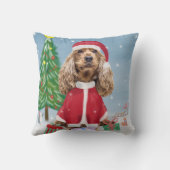 雪の中でコッカースパニエル犬の犬とクリスマスプレゼント クッション (裏面)