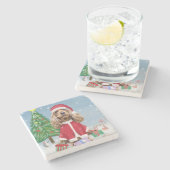 雪の中でコッカースパニエル犬の犬とクリスマスプレゼント ストーンコースター (横)