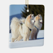 雪の中でサモイドの犬 セラミックオーナメント (右)