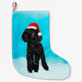 雪の中でサンタ帽をかぶったプードル犬 スモールクリスマスストッキング (正面)