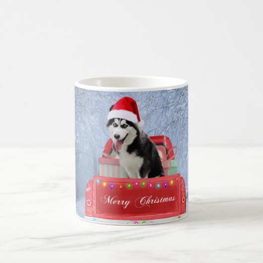 雪の中でシベリアのハスキー犬のクリスマストラックに座って コーヒーマグカップ (中央)