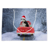雪の中でシベリアのハスキー犬のクリスマストラックに座って ラージペーパーバッグ (正面)