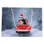 雪の中でシベリアのハスキー犬のクリスマストラックに座って ラージペーパーバッグ (裏面)