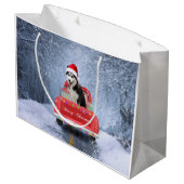 雪の中でシベリアのハスキー犬のクリスマストラックに座って ラージペーパーバッグ (裏面アングル)