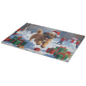 雪の中でチベッ走トのマスチフのクリスマス帽子と カッティングボード (角)