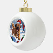 雪の中でチベッ走トのマスチフのクリスマス帽子と セラミックボールオーナメント (右)