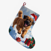 雪の中でチベッ走トのマスチフのクリスマス帽子と ラージクリスマスストッキング (正面 (吊り時))