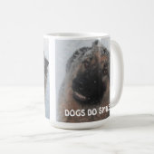 雪の中でドイツの羊飼いが微笑みながらマグカップ コーヒーマグカップ (正面右)