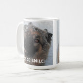 雪の中でドイツの羊飼いが微笑みながらマグカップ コーヒーマグカップ (正面左)