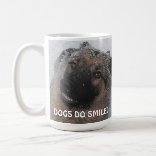 雪の中でドイツの羊飼いが微笑みながらマグカップ コーヒーマグカップ (左)