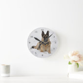 雪の中でドイツの羊飼い犬を救出 ラウンド壁時計 (ホーム)