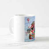 雪の中でパグ犬クリスマスドッグハウス コーヒーマグカップ (正面左)