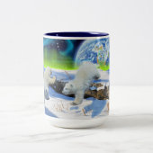 雪の中でホッキョク遊グマのファンタジーアートマグ ツートーンマグカップ (中央)