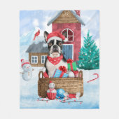 雪の中でボストンテリア犬クリスマスドッグハウス フリースブランケット (正面)
