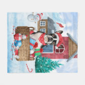雪の中でボストンテリア犬クリスマスドッグハウス フリースブランケット (正面(横))