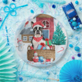 雪の中でボストンテリア犬クリスマスドッグハウス ペーパープレート (パーティー)