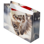 雪の中でメインのクーンクリスマスキャット ラージペーパーバッグ (正面アングル)