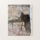 雪の中で休んでいるブルエルク ジグソーパズル (縦)