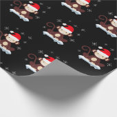 雪の中で可愛いサル、陽気なクリスマス ラッピングペーパー (角)