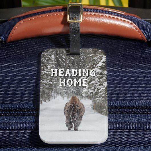 雪の中で家に向かうバイソン ラゲッジタグ (正面インサイチュ2)