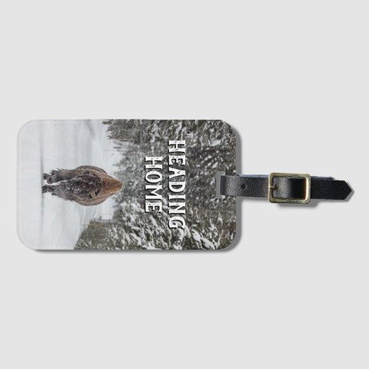 雪の中で家に向かうバイソン ラゲッジタグ (正面横)