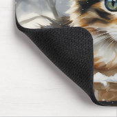 雪の中で愛らしい三毛猫 マウスパッド (コーナー)