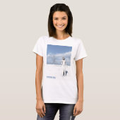 雪の中で歩く女性のエルフ。冬の挨拶。 Tシャツ (正面フル)