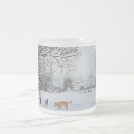 雪の中で犬と遊冬の風景写真 フロストグラスマグカップ (中央)