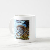 雪の中で眠っている小さなネズミ コーヒーマグカップ (正面左)