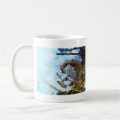 雪の中で眠っている小さなネズミ コーヒーマグカップ (左)