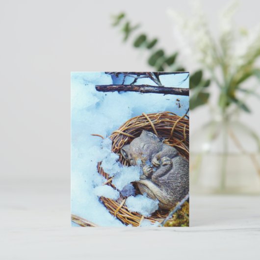 雪の中で眠っている小さなネズミ ポストカード (スタンド正面)