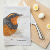 雪の中で美しい多彩なツグミの鳴鳥 キッチンタオル (四つ折り)