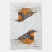 雪の中で美しい多彩なツグミの鳴鳥 キッチンタオル (縦)