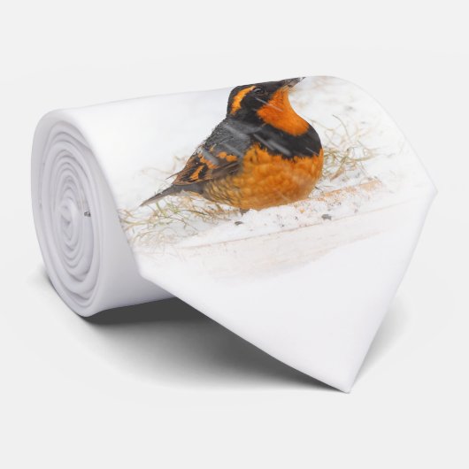 雪の中で美しい多彩なツグミの鳴鳥 ネクタイ (ロール)