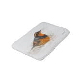 雪の中で美しい多彩なツグミの鳴鳥 バスマット (アングル)