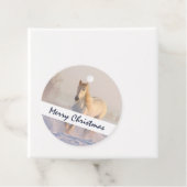 雪の中で美しい白い馬のギャロピングクリスマス フェイバータグ (インサイチュ)