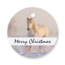 雪の中で美しい白い馬のギャロピングクリスマス