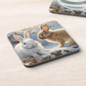雪の中で茶色と白の愛らしいウサギたち コースター (左側)