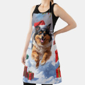 雪の中で走Keeshond Dog Hatとクリスマスハット エプロン (インサイチュ)