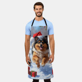 雪の中で走Keeshond Dog Hatとクリスマスハット エプロン (着用した状態)