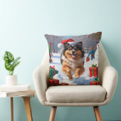 雪の中で走Keeshond Dog Hatとクリスマスハット クッション (椅子)