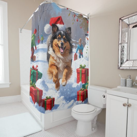 雪の中で走Keeshond Dog Hatとクリスマスハット シャワーカーテン (インサイチュ)