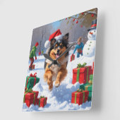 雪の中で走Keeshond Dog Hatとクリスマスハット スクエア壁時計 (傾斜)