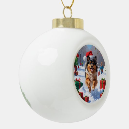 雪の中で走Keeshond Dog Hatとクリスマスハット セラミックボールオーナメント (左)