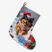 雪の中で走Keeshond Dog Hatとクリスマスハット ラージクリスマスストッキング (正面 (吊り時))