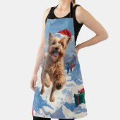 雪の中で走Wheaten Terrier Hatとクリスマスハット エプロン (インサイチュ)