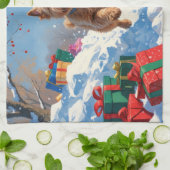 雪の中で走Wheaten Terrier Hatとクリスマスハット キッチンタオル (折り畳み)