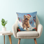 雪の中で走Wheaten Terrier Hatとクリスマスハット クッション (椅子)