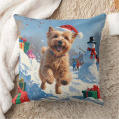 雪の中で走Wheaten Terrier Hatとクリスマスハット クッション (ブランケット)